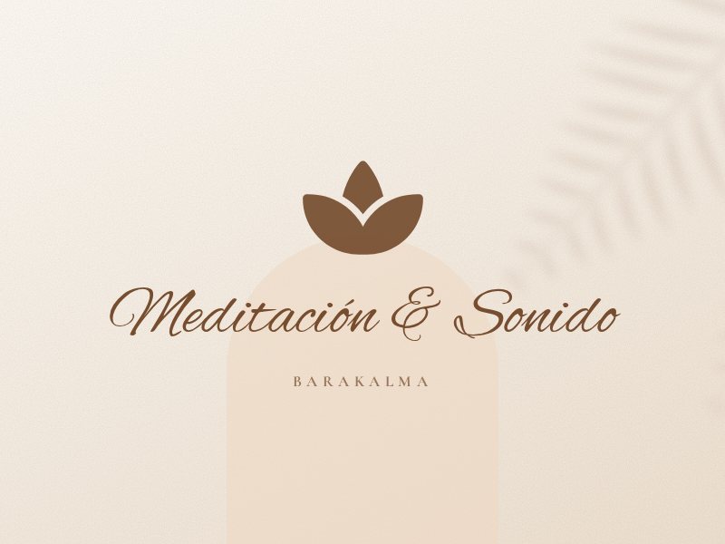 Espacio de meditación con almohadones, velas y luz natural