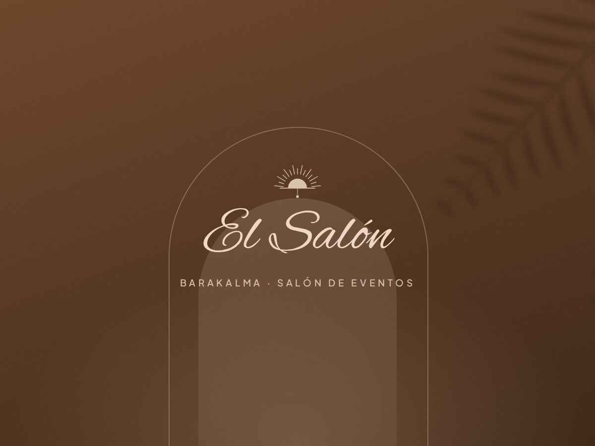 Interior del salón BARAKAA con mesas de madera, luz cálida y plantas